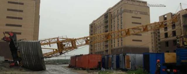 В Тюмени сильный ветер снес краны со строителями внутри
