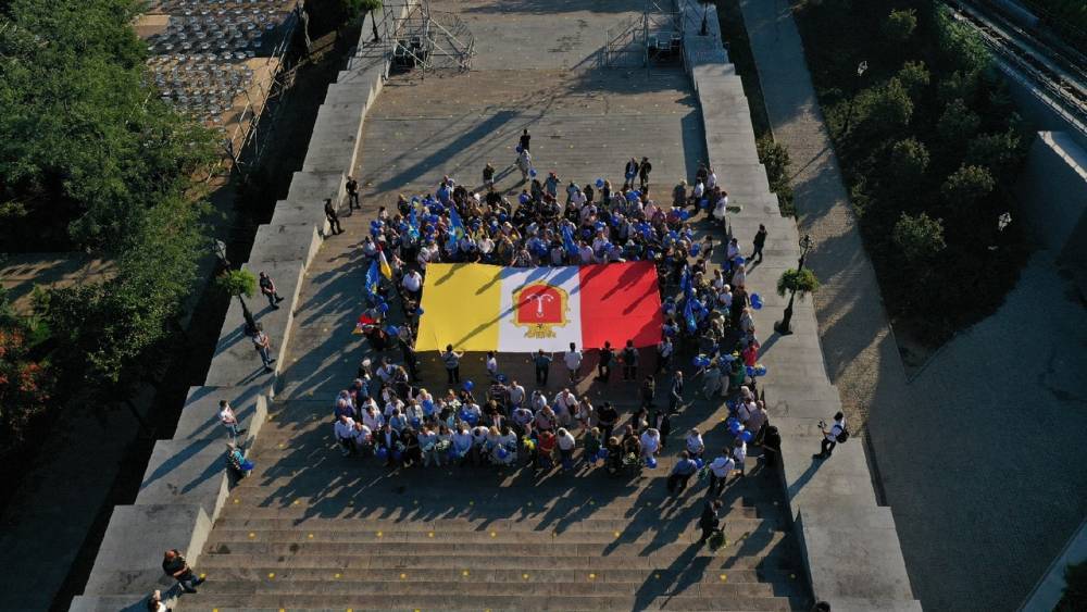 ОПЗЖ развернуло огромный флаг Одессы на Потемкинской лестнице
