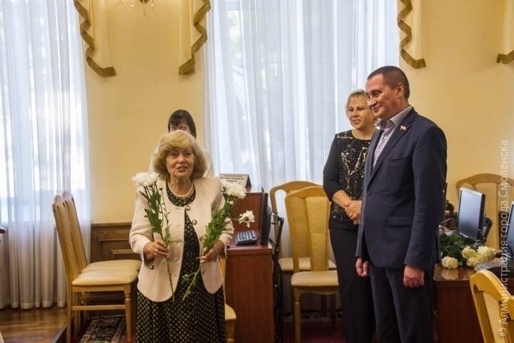 Глава Смоленска вручил бывшим малолетним узникам благодарственные письма