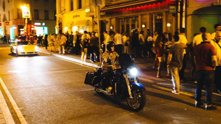 В районе Патриарших прудов запретили ездить мотоциклам ночью