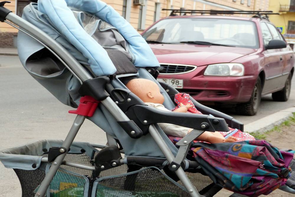 Матери оставленного на Бутлерова ребенка грозит штраф в 500 рублей