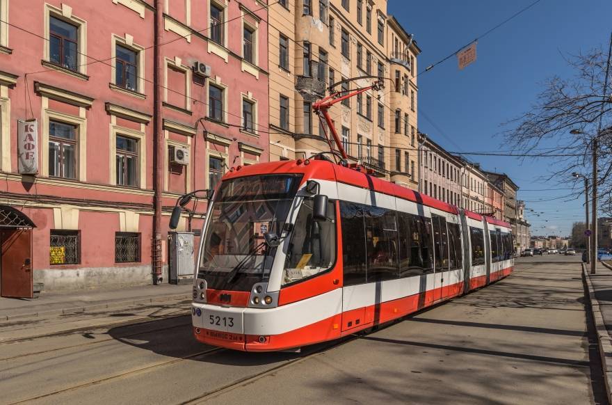 Петербуржцев попросили выбрать цвет для нового трамвая «Витязь-Ленинград»