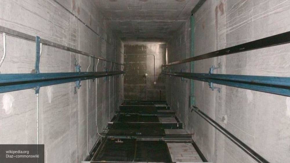 Труп ремонтника обнаружили в шахте лифта в Петербурге