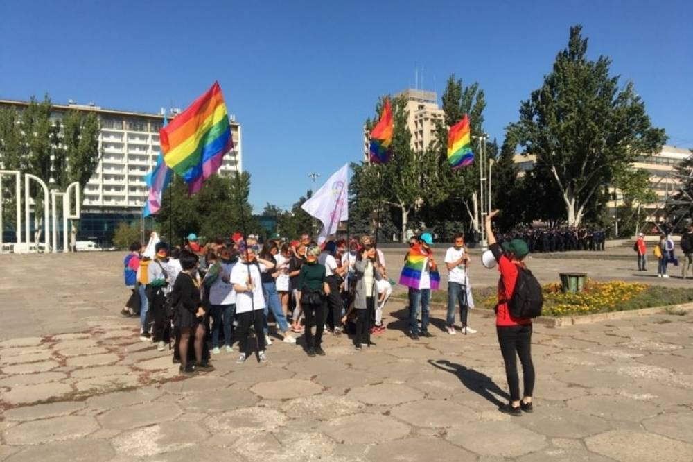 В Запорожье прошел первый ЛГБТ-прайд: в участников стреляли и бросали яйца (фото)