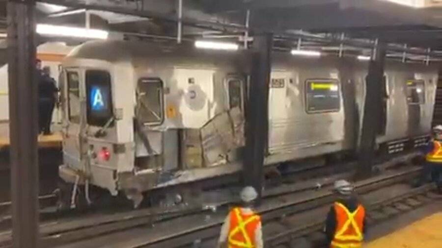 Вагон поезда сошел с рельсов в метро Нью-Йорка