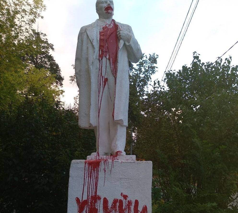 В Миассе по факту порчи памятника Ленину, который облили краской, возбудили уголовное дело