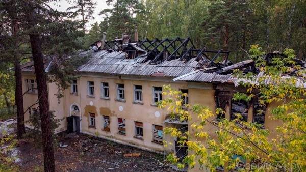В Озерске произошел крупный пожар в здании бывшего детского сада