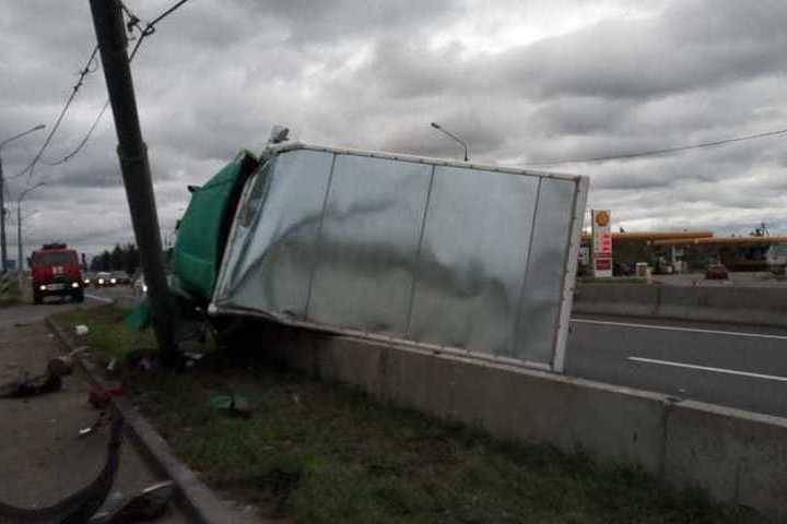 В Тверской области фургон завалился на разделительное ограждение