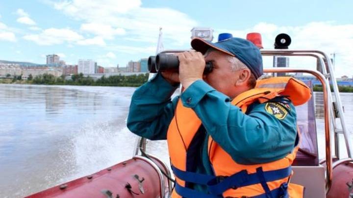 Застряли посреди Байкала: мужчина с детьми всю ночь провел в лодке