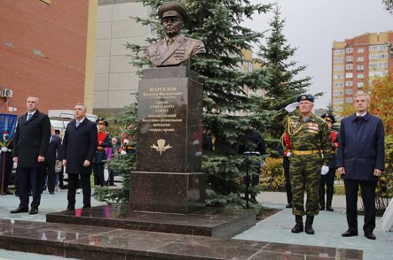 В Тюмени открыли памятник «отцу» ВДВ генералу Маргелову