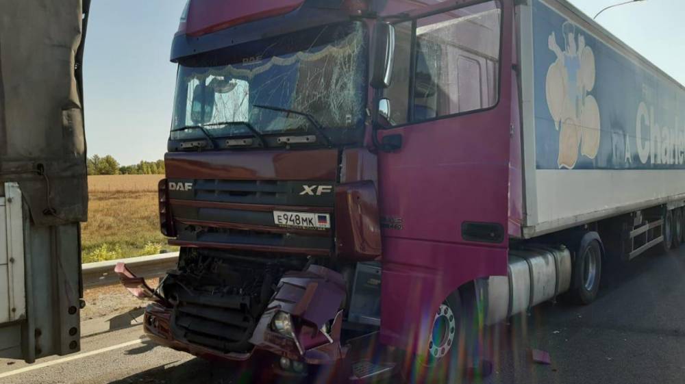 В Воронежской области при столкновении двух тягачей пострадал водитель