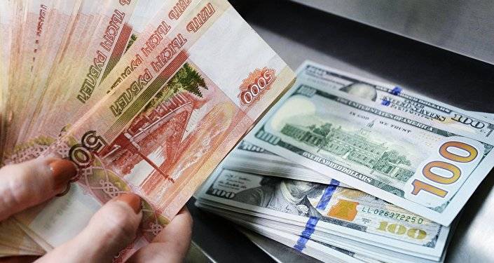 Рубль продолжает снижаться к доллару и евро