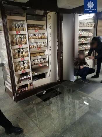 В Вологде пьяный мужчина забрался ночью в супермаркет погреться