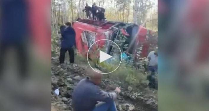 Пассажирский автобус слетел с трассы в Хабаровском крае. Видео