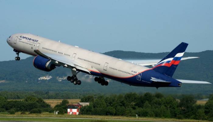 Самолет "Аэрофлота", выполнявший рейс "Екатеринбург - Москва", столкнулся с птицами
