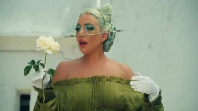 Леди Гага опубликовала новый клип "911" про галлюцинации