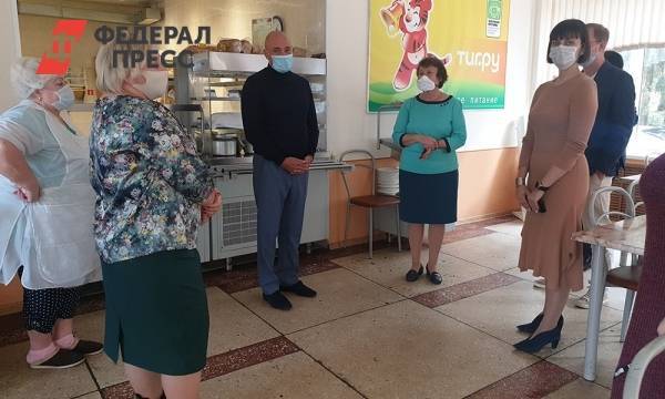 Игорь Артамонов проверил организацию питания в школах