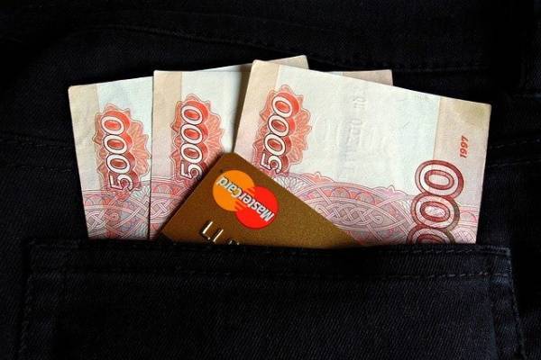 Деньги с зарплаты откладывает каждый четвертый житель России