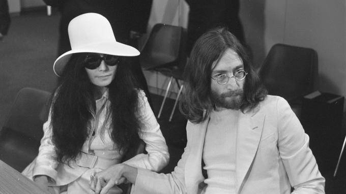 Убийца Джона Леннона извинился перед его вдовой спустя 40 лет
