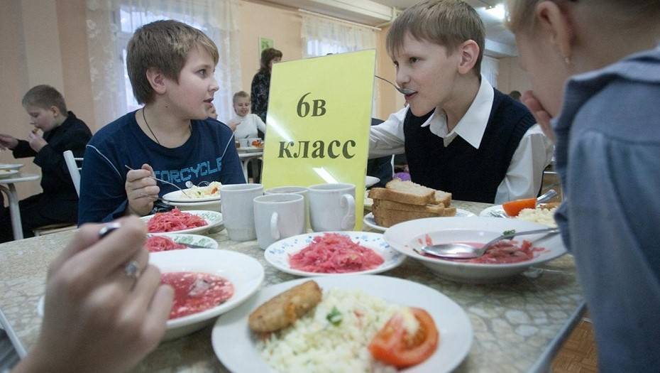 Петербургским школьникам компенсируют траты на диетическое питание