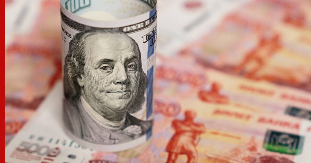 Курс доллара впервые с апреля превысил отметку в 77 рублей