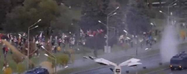 Минский ОМОН разогнал протестующих при помощи водометов