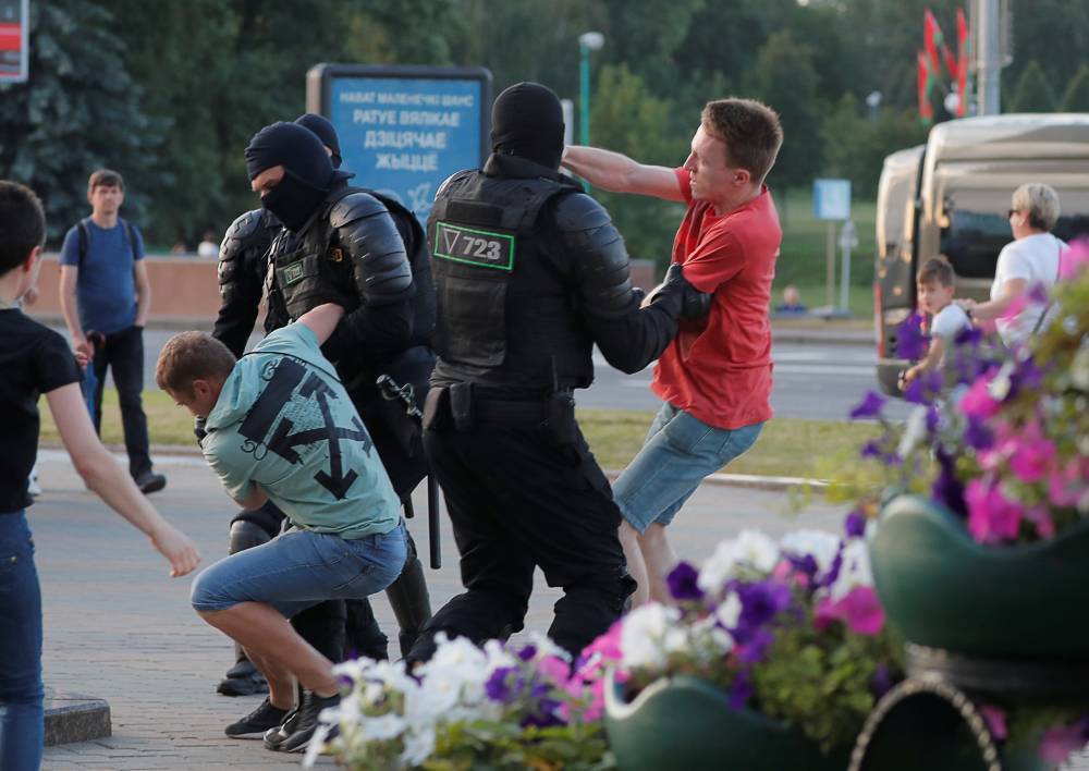 В Минске начался жестокий разгон демонстрантов, применяются водометы и оружие: видео