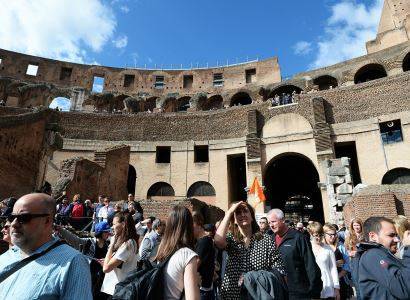 В Италии задержали туриста, нацарапавшего инициалы на стенах Колизея