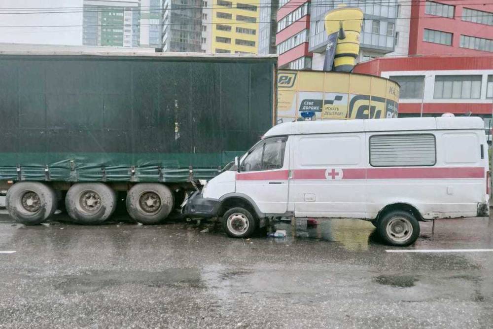 В Новосибирске карета скорой помощи врезалась в фуру