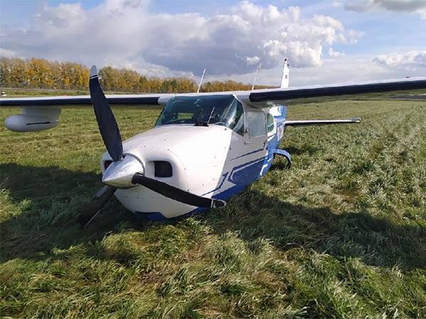 Самолет из Екатеринбурга совершил аварийную посадку в чистое поле в Уфе