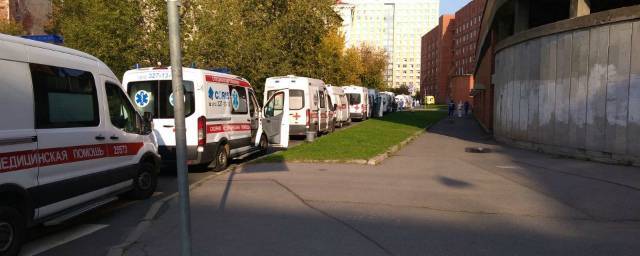 В Петербурге опять выстроилась очередь из машин скорой помощи