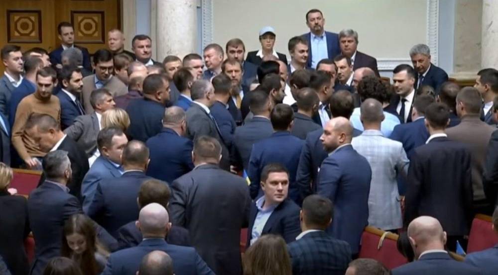Атаманюк рассказал, что мешает сократить количество депутатов в Раде: "народ бы проголосовал, но..."