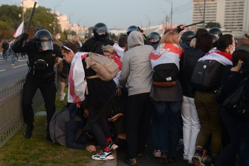 Жители Беларуси вышли на улицы после тайной инаугурации Лукашенко. Их попытались разогнать водометами, дубинками и стрельбой