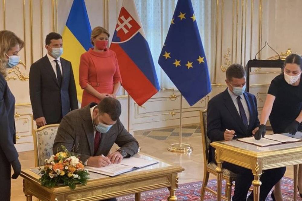 Украина и Словакия подписали соглашение о возобновлении работы аэропорта "Ужгород"