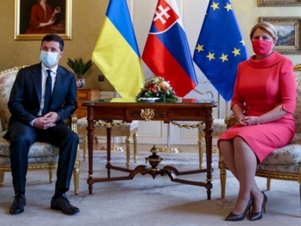 Президент Словакии выбрала необычную маску для встречи с Зеленским
