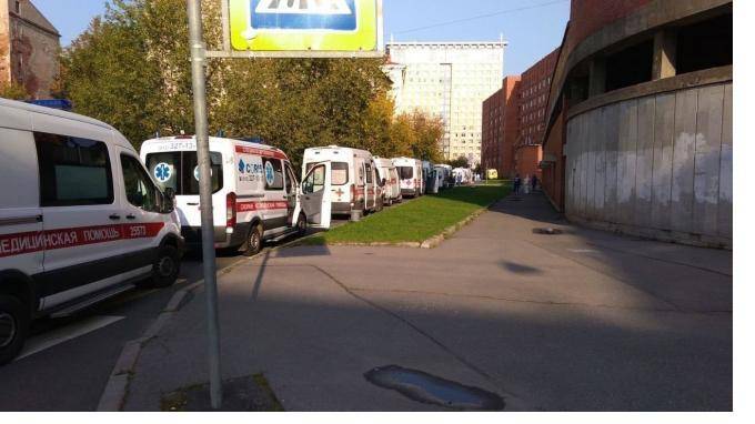 Минздрав прокомментировал очереди карет скорой помощи в Петербурге
