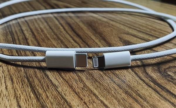 Apple наконец-то сделала кабель для iPhone, который не будет ломаться. Фото