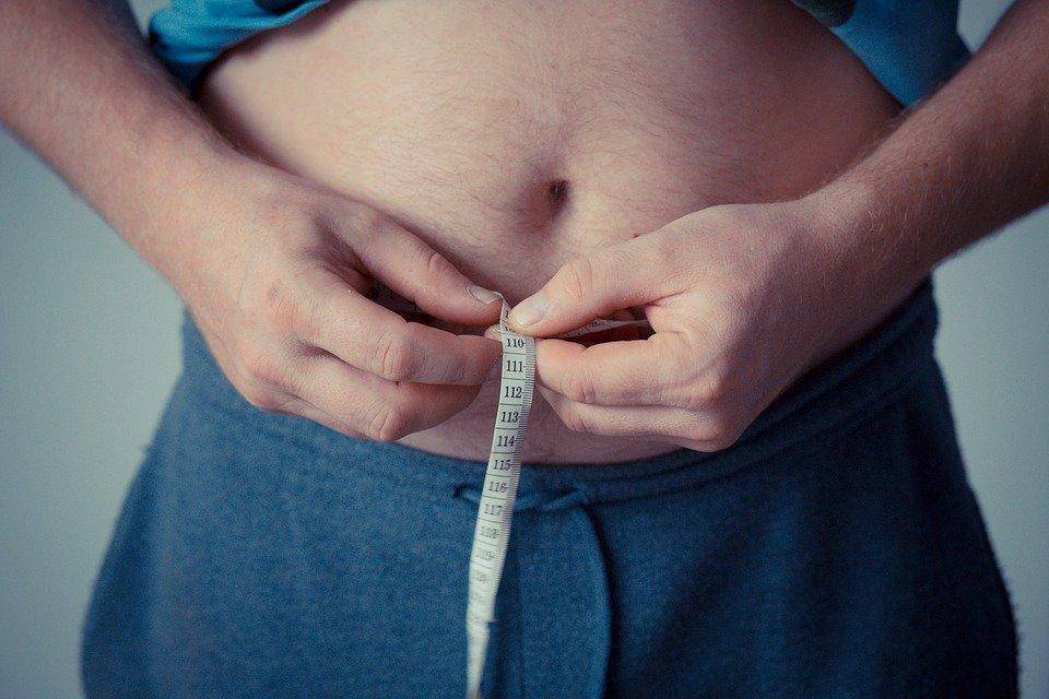 Диетолог предупредила о последствиях мужского ожирения