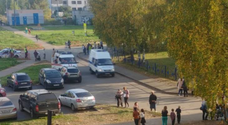 "Здесь скорая, МЧС, полиция": что случилось с детьми в 52 школе Ярославля