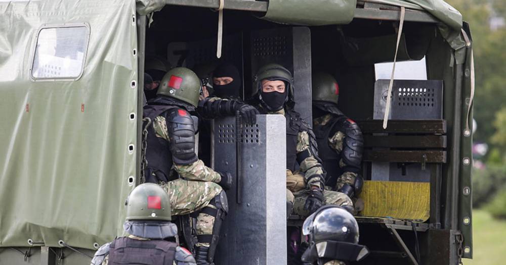 В центр Минска выехала военная спецтехника