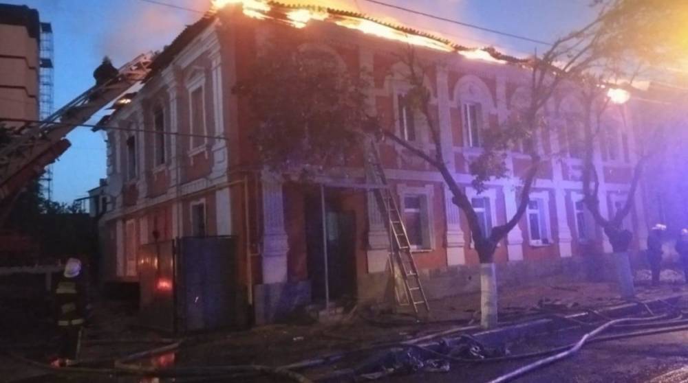В Харькове горит жилой дом
