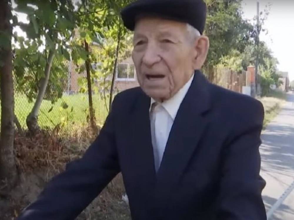 Делает селфи с внучкой и ездит на мопеде: Житель Винницы отметил 100-летний юбилей, но продолжает активный образ жизни