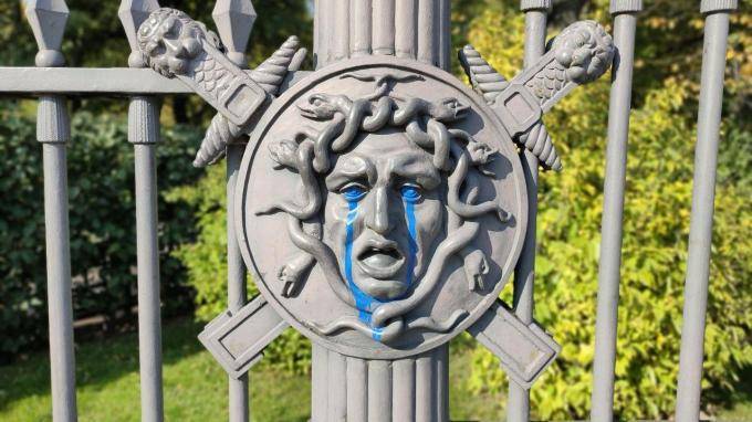 Медуза Горгона на ограде Летнего сада "заплакала" синими слезами