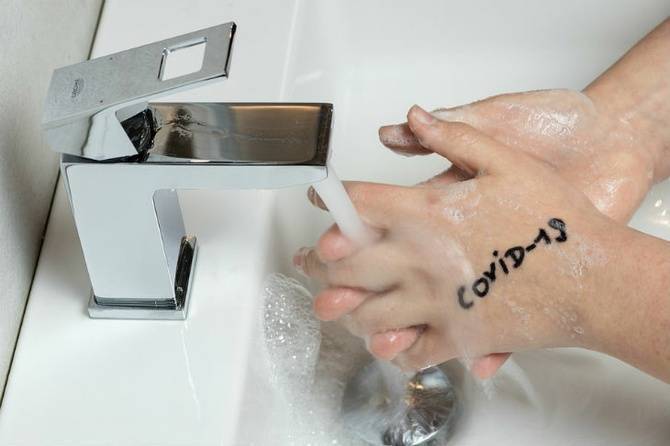 Вплоть до псориаза: дерматолог рассказал об опасности частого мытья рук во время пандемии