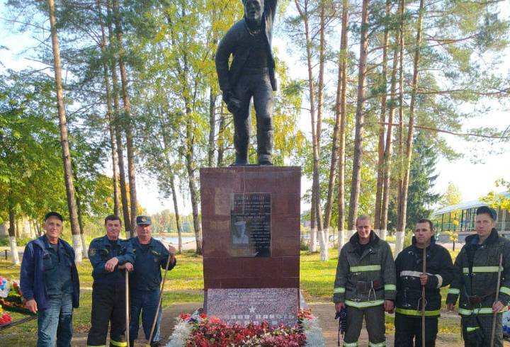 Волховские пожарные провели субботник в Сквере памяти Великой Отечественной войны