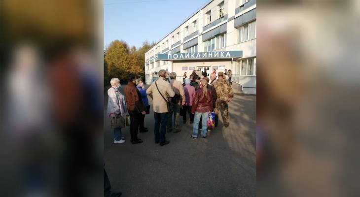 Очередь в десятки метров: пациенты шокированы толпами в больнице под Ярославлем