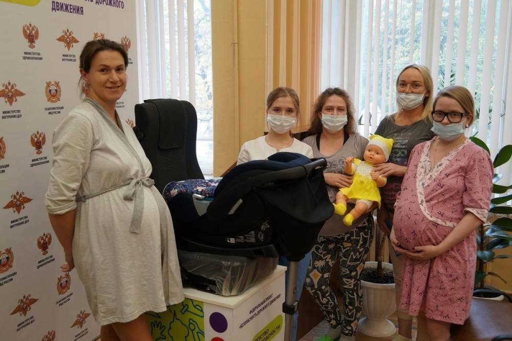 В Костроме ГИБДД обучает беременных девушек правильно перевозить детей в машине