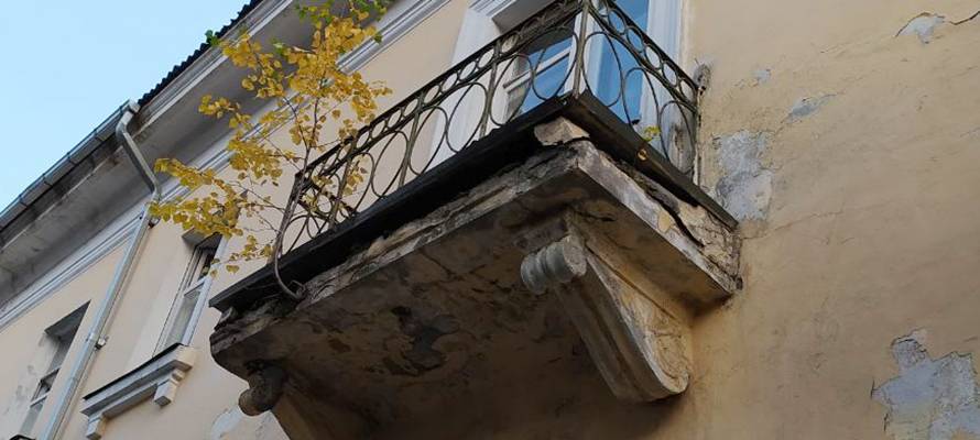 Разваливающиеся балконы в центре Петрозаводска угрожают жизни пешеходов (ФОТО)