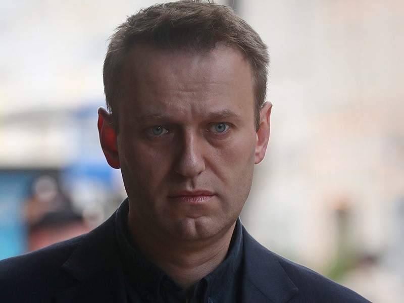 Приставы наложили арест на счета и квартиру Навального
