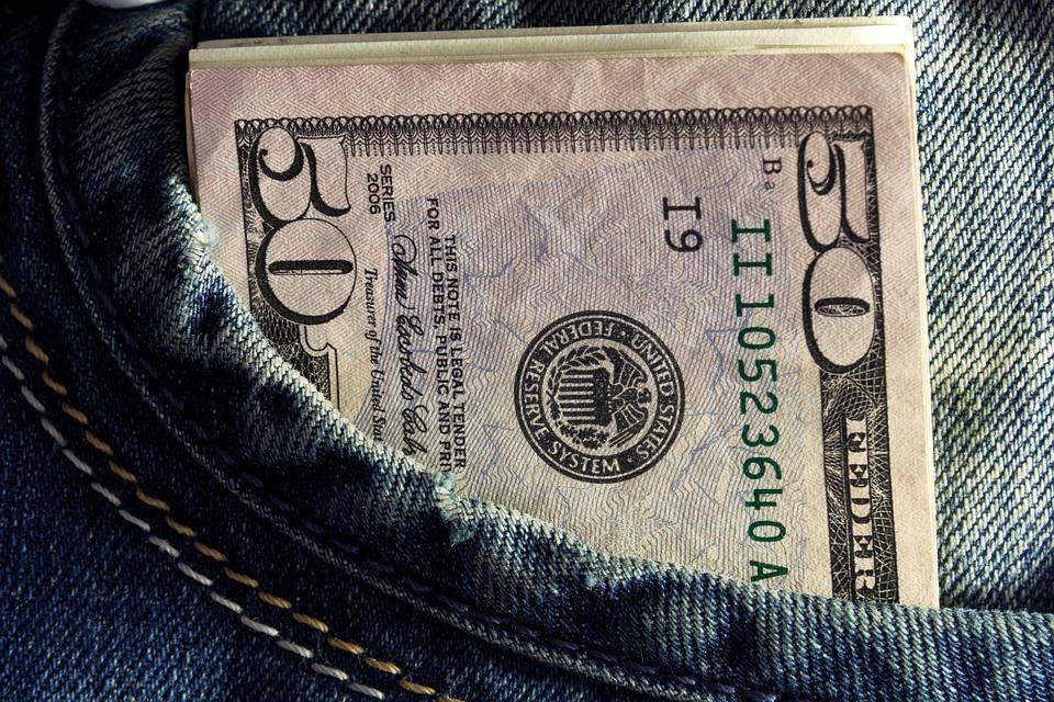 Экономист назвал сроки резкого падения доллара